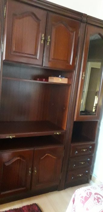 Fogão a gás companhia e bilha e móveis de sala