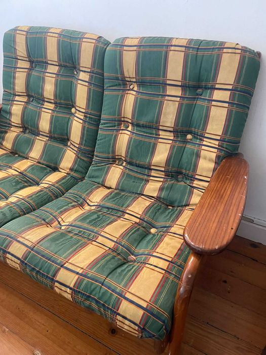 Sofá vintage em madeira maciça