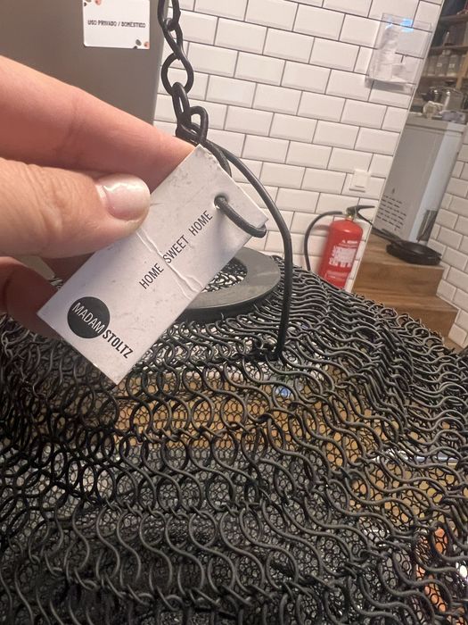Luminária suspensa em metal preto da marca Madam Stoltz.