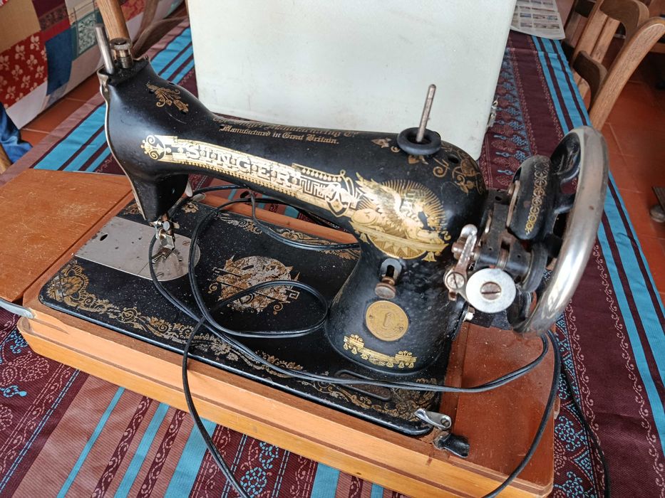 Maquina costura antiga Singer em bom estado com caixa e electrificação - utilizavel