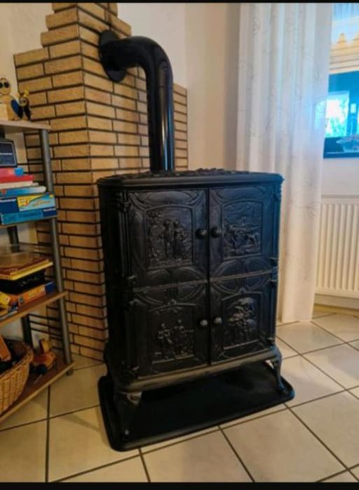 Stary żeliwny kominek