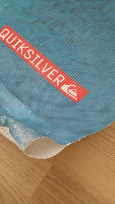 Poster Quiksilver em tela micro perfurada para pendurar