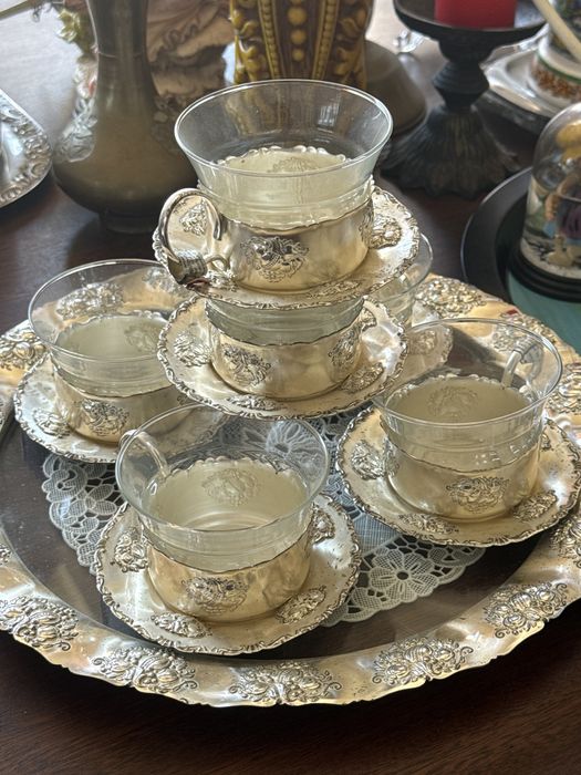 Chavenas de vidro com suporte e tabuleiro de Prata