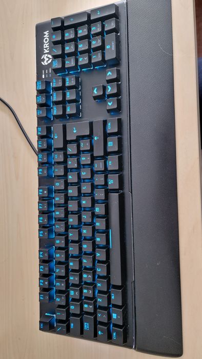 Teclado mecânico Krom Kael RGB