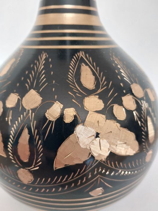 Ręcznie zdobiony wazon metalowy Handmade India Czarny + złoto 22 cm