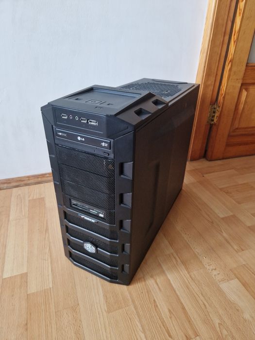 Великий широкий корпус COOLERMASTER з великими кулерами