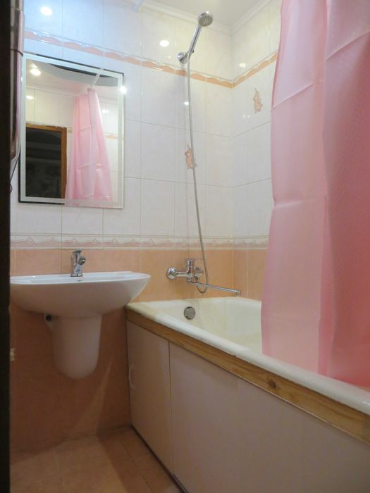 Оболонский пр-т. метро "Героев Днепра"  "Dream berry"-1 минута ходьбы.
