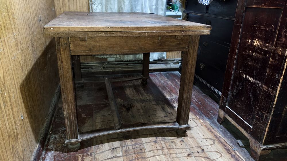 Деревянный стол большой