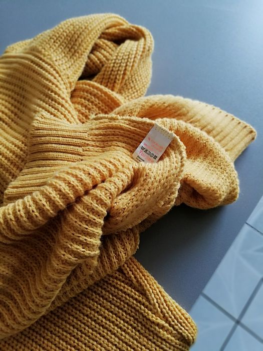 Sweterek damski z dekoldem V