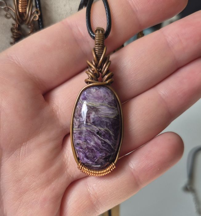 Naturalny czaroit  minerał kamień zawieszka naszyjnik z czaroitem miedź handmade rękodzieło