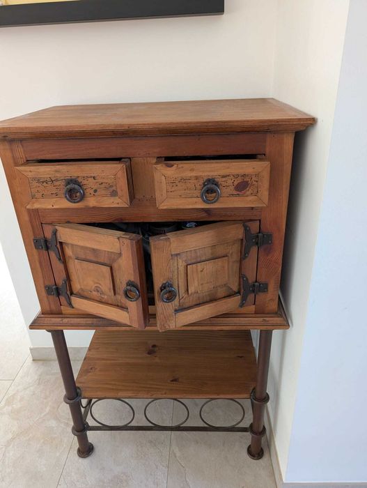 Móvel rústico em madeira maciça e metal