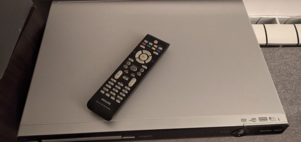 Nagrywarka  odtwarzacz Philips + kolumny + 500 płyt  DVD z filmami .