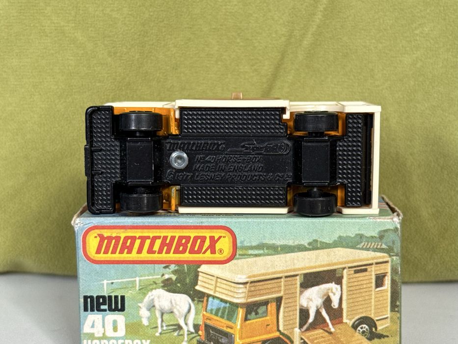 Matchbox Horsebox z końmi