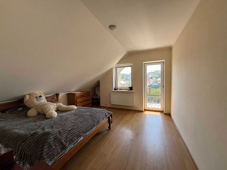 Продаж сучасного двоповерхового будинку