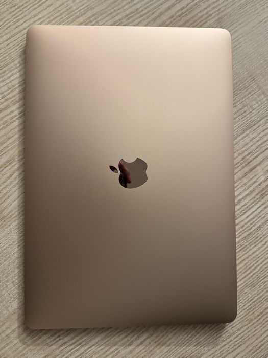 Apple MacBook 2020 року