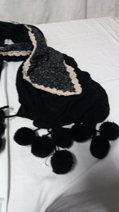 Écharpe unisexo preta com aplicações e pompons