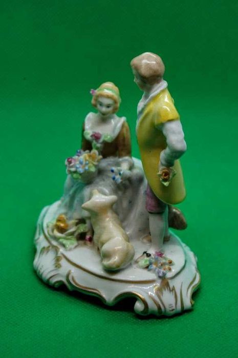 Estatueta casal romântico porcelana Artibus século XX