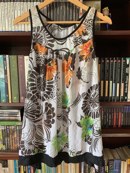 Blusa com Padrão de Flores, tamanho M [medidas na descrição]