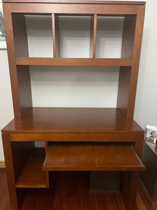 Secretaria com suporte de teclado e pc