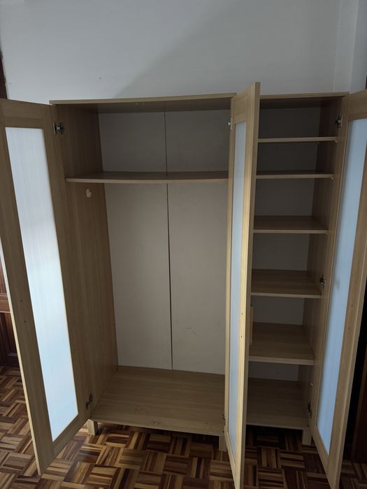 Armários castanho claro com vitrine em plástico