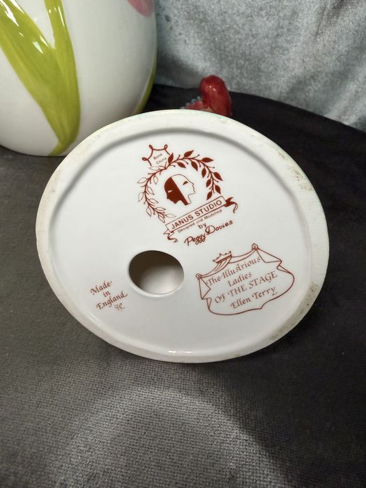 Figurka porcelanowa przedstawiająca Ellen Terry