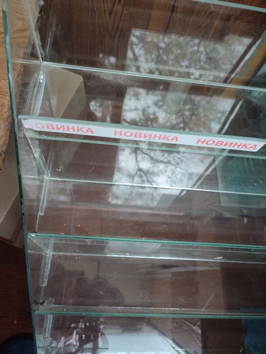 Витрина стеклянная.