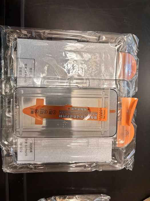 Скло антишпигун з лотком для поклейки на Iphone 15 базовий