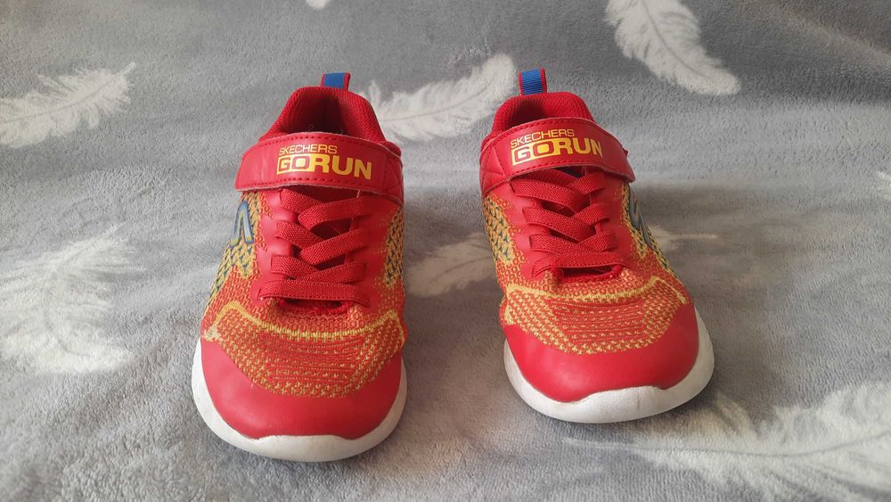 Продам детские кроссовки р32