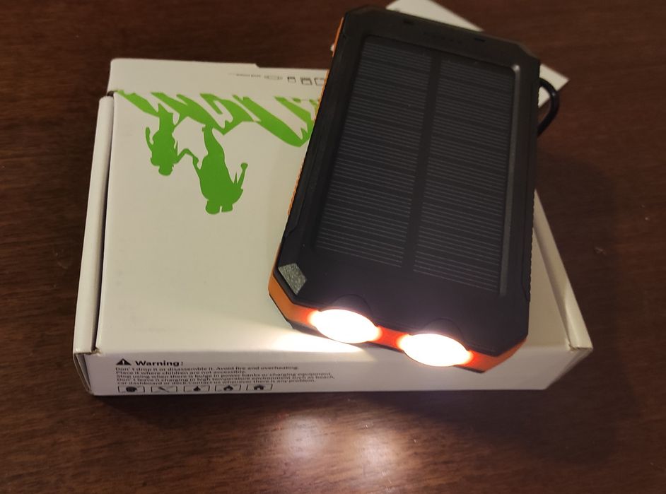 Павербанк на сонячній батареї 36800 mAh (заявлено виробником) + ліхтар