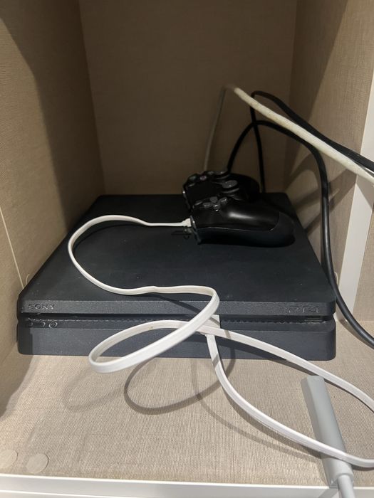 PS4 Slim 1TB + comando e cabos