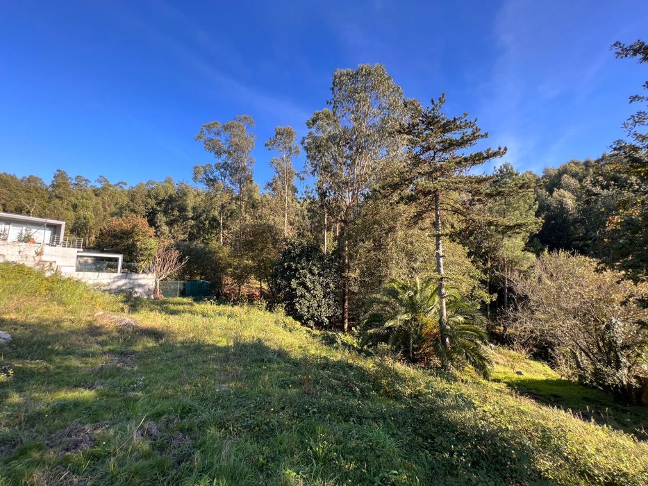 Terreno urbano para construção no centro de Atães, Guimarães - 2000m2