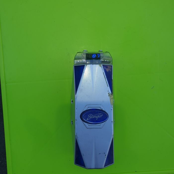 Конденсатр с цифровым вольтметром Stinger.