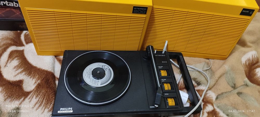 Портативний програвач вінілових платівок Philips Stereo 200 (або 22AF2