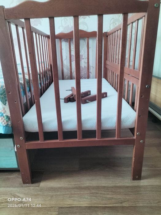 Ліжко дитяче з відкидним бортиком та маятником