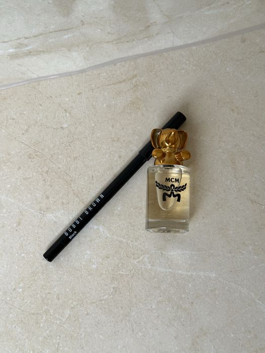 Czarna kredka do oczu konturowka Bobbi Brown + miniaturka perfum MCM gratis