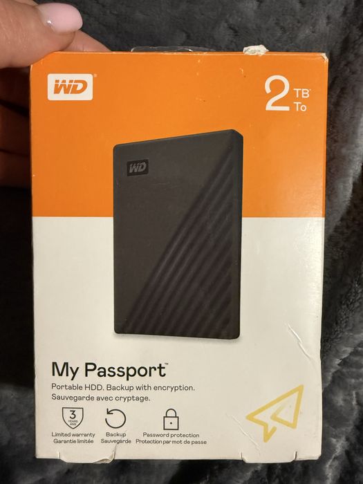 жорсткий диск WD My Passport на 2 ТБ.