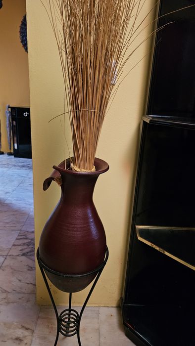 Vaso decorativo com fenos e tripé
