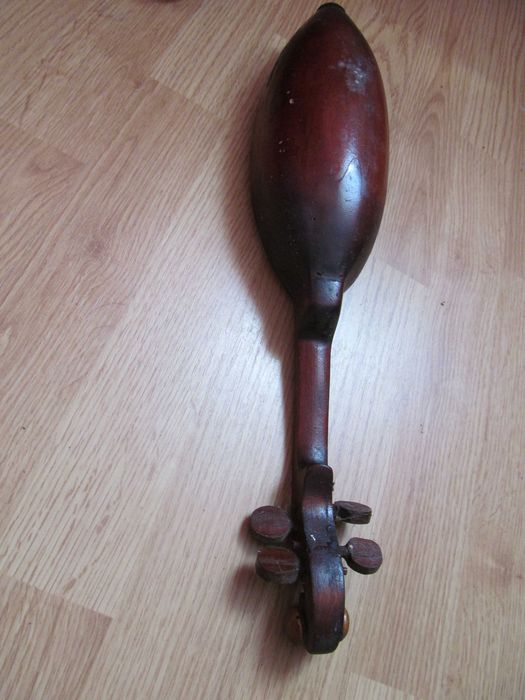 Bardzo stary instrument muzyczny góralski, gęśle,