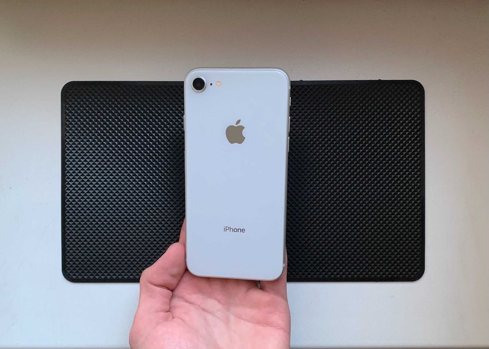 Прекрасный - iPhone 8 - 64 гб - 95% АКБ - SILVER - NEVERLOCK