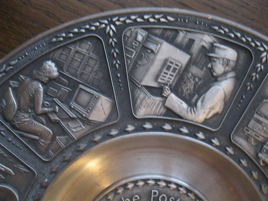 Cynowy talerz obrazujący pracę poczty i łączności w Niemczech.