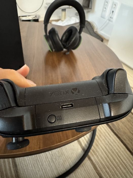 Xbox Series X 1TB – em bom estado+ Comando Original+ headphones