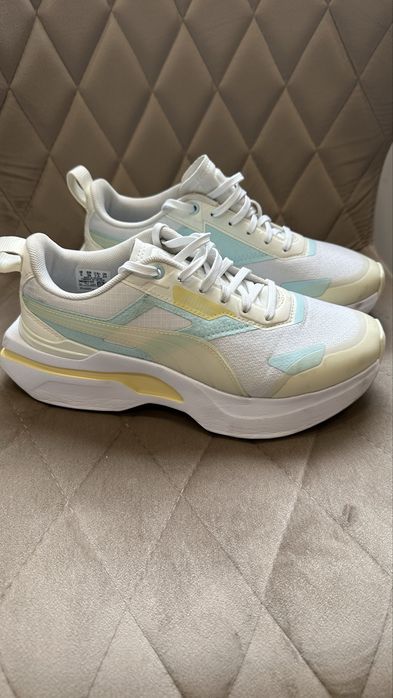 Кроссовки женские