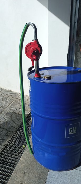 Bomba manual de transfega de combustível, com oferta de bidão