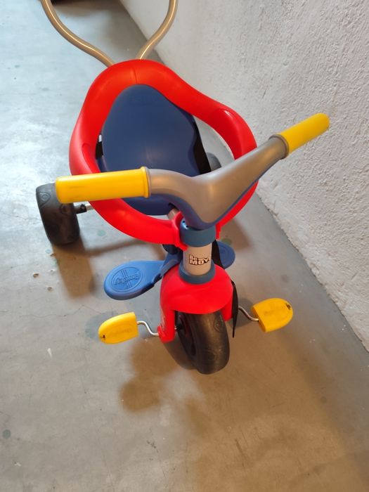 Triciclo de passeio de criança