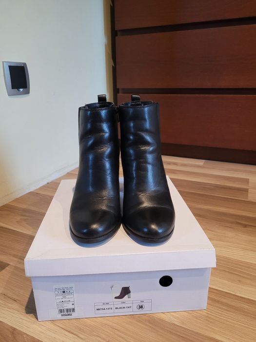 Czarne skórzane botki w rozm. 38 Answear