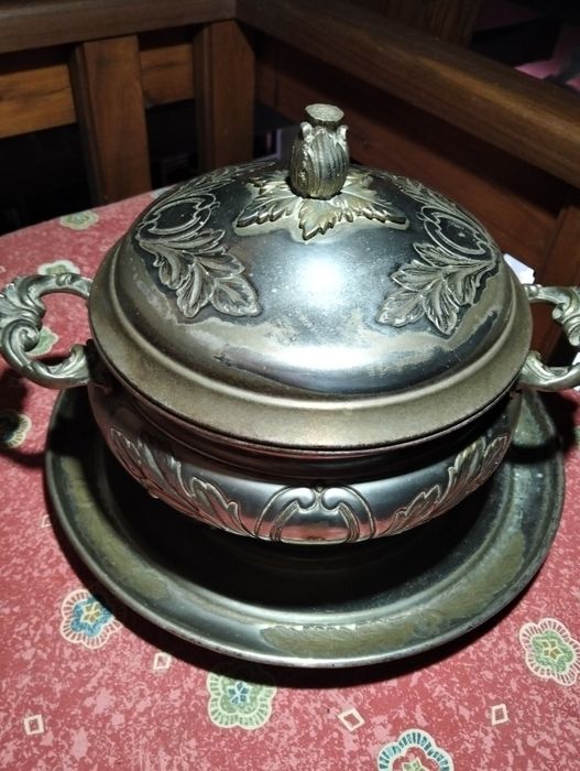 Terrina Antiga com Prato Base em Estanho / Casquinha com 2 Castiçais de 5 Velas