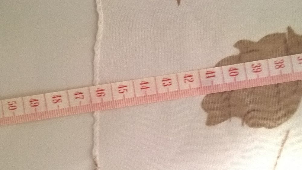 Écharpe em branco com flores em castanho