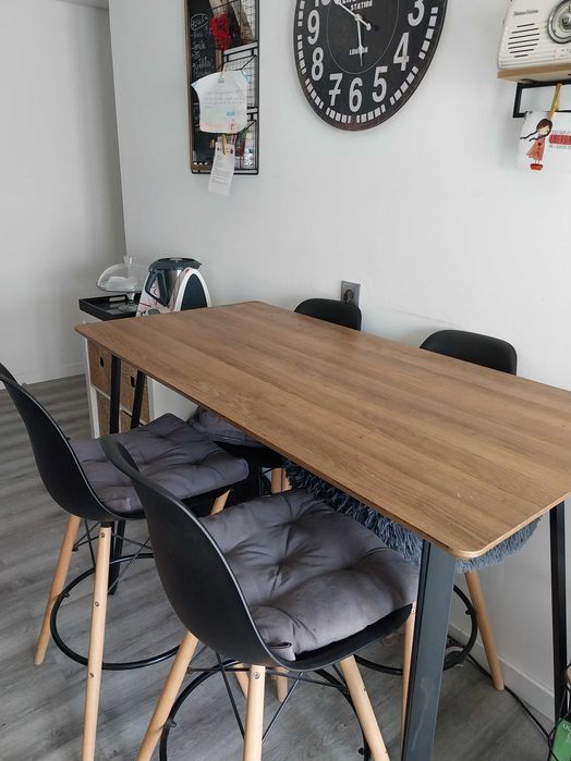 Mesa de Bar/Cozinha com 2 cadeiras altas de bar