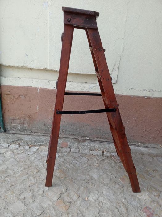 Escadote em madeira maciça