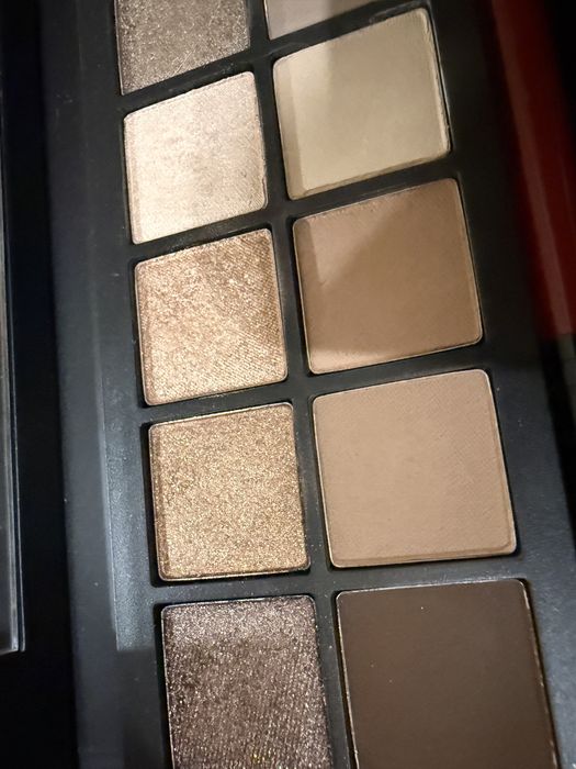 Мінеральна пудра, консилер, бронзер Lily Lolo, Youngblood, стік Rare Beauty, палетка тіней Smashbox для проблемної шкіри